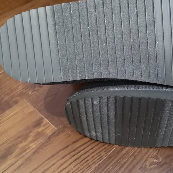 Old Navy Faux Fur-Lined Quilted Shell Boots - Picture 2 of 5